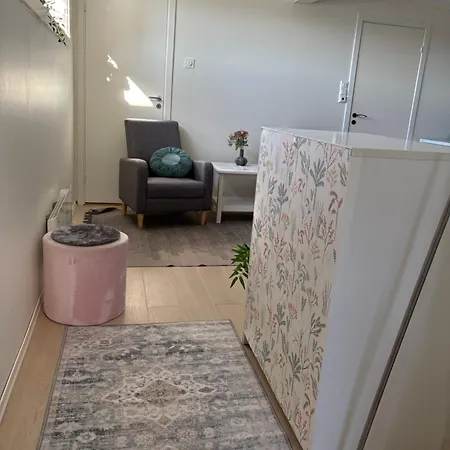 Cosy Studio Apartment By The Cable Car Rum i privatbostad *