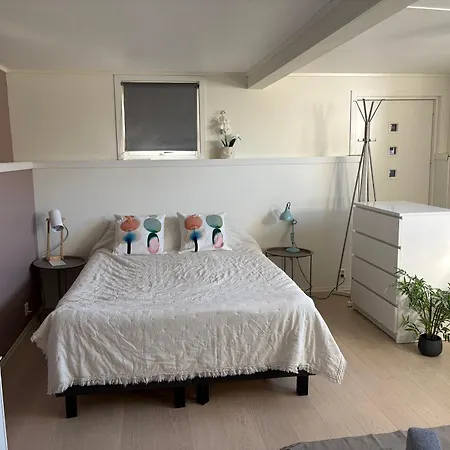 Cosy Studio Apartment By The Cable Car Rum i privatbostad