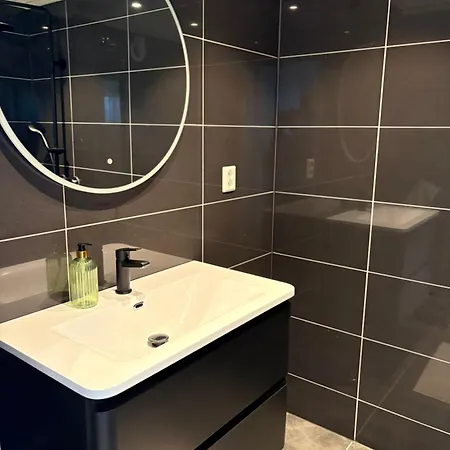 Rum i privatbostad Cosy Studio Apartment By The Cable Car